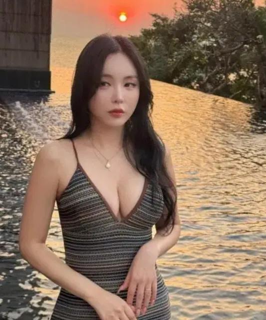 谁能看出洪真英已经39岁了？
线下随手拍的生图直接碾压精修镜头，状态好到出圈。