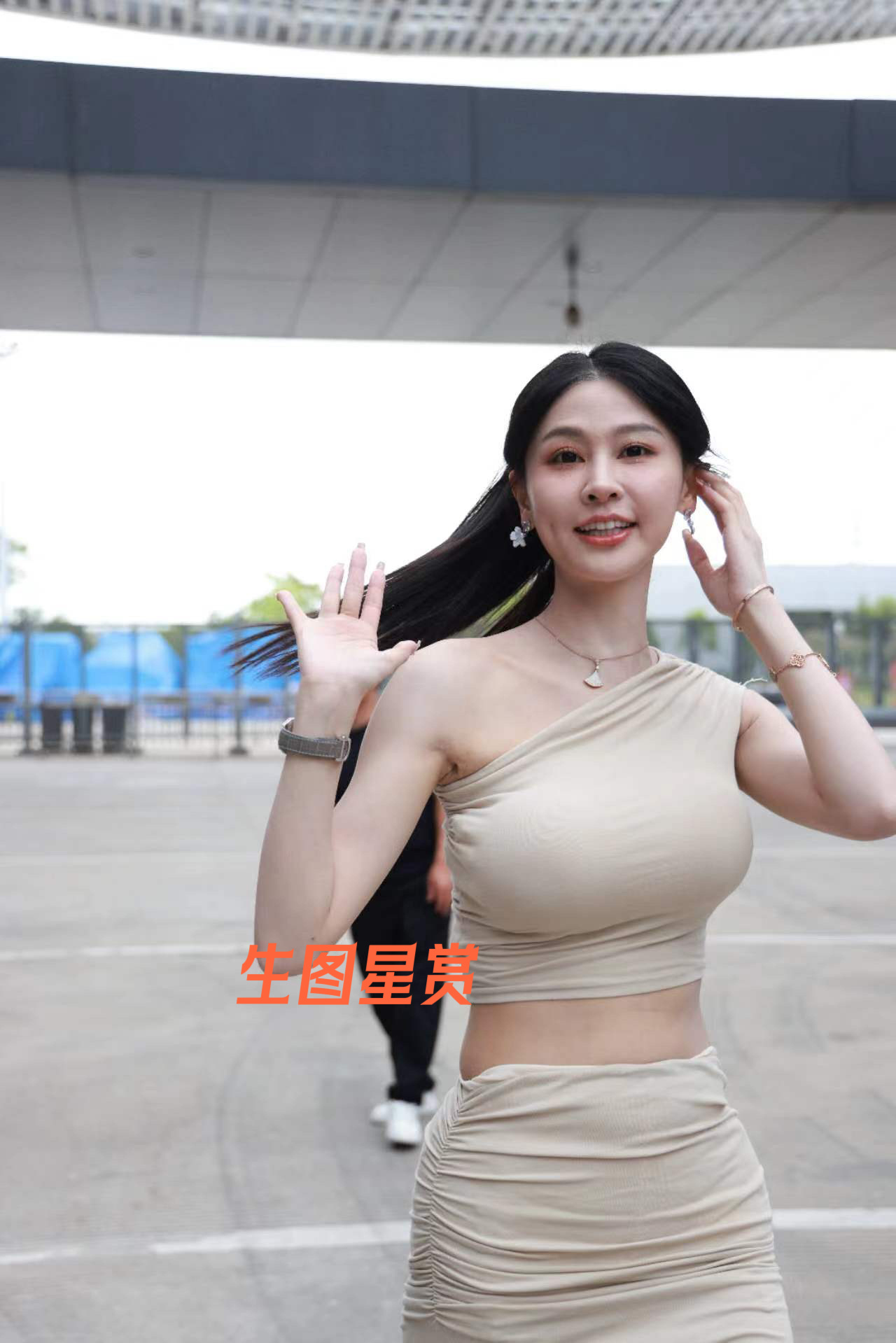 周幼琳大湾区车展外拍，不愧是车模女神[送花花] ​​​