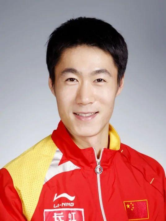 王励勤3任感情史：

第一任：小燕子z薇。

两人在2000年悉尼奥运会庆功宴上