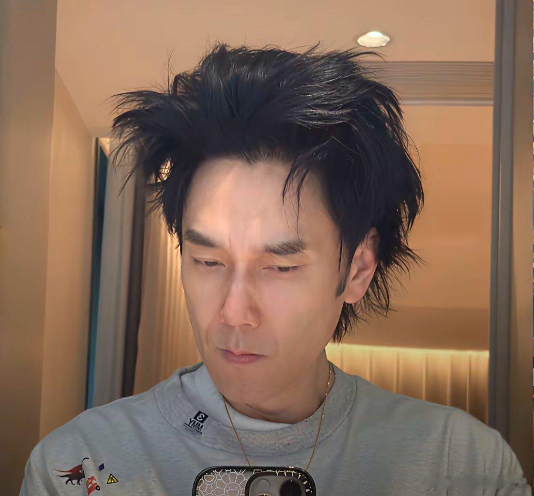 56岁林依轮在线硬刚“秃顶假发”质疑，金句一出直接把中年男网友得罪完了！面对网友