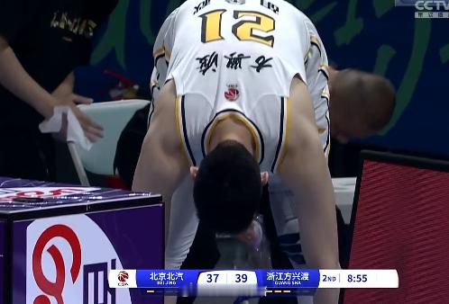 胡金秋回来了~~应该是没事。我的观赛搭子cba总决赛北京男篮vs广厦男篮 ​​​