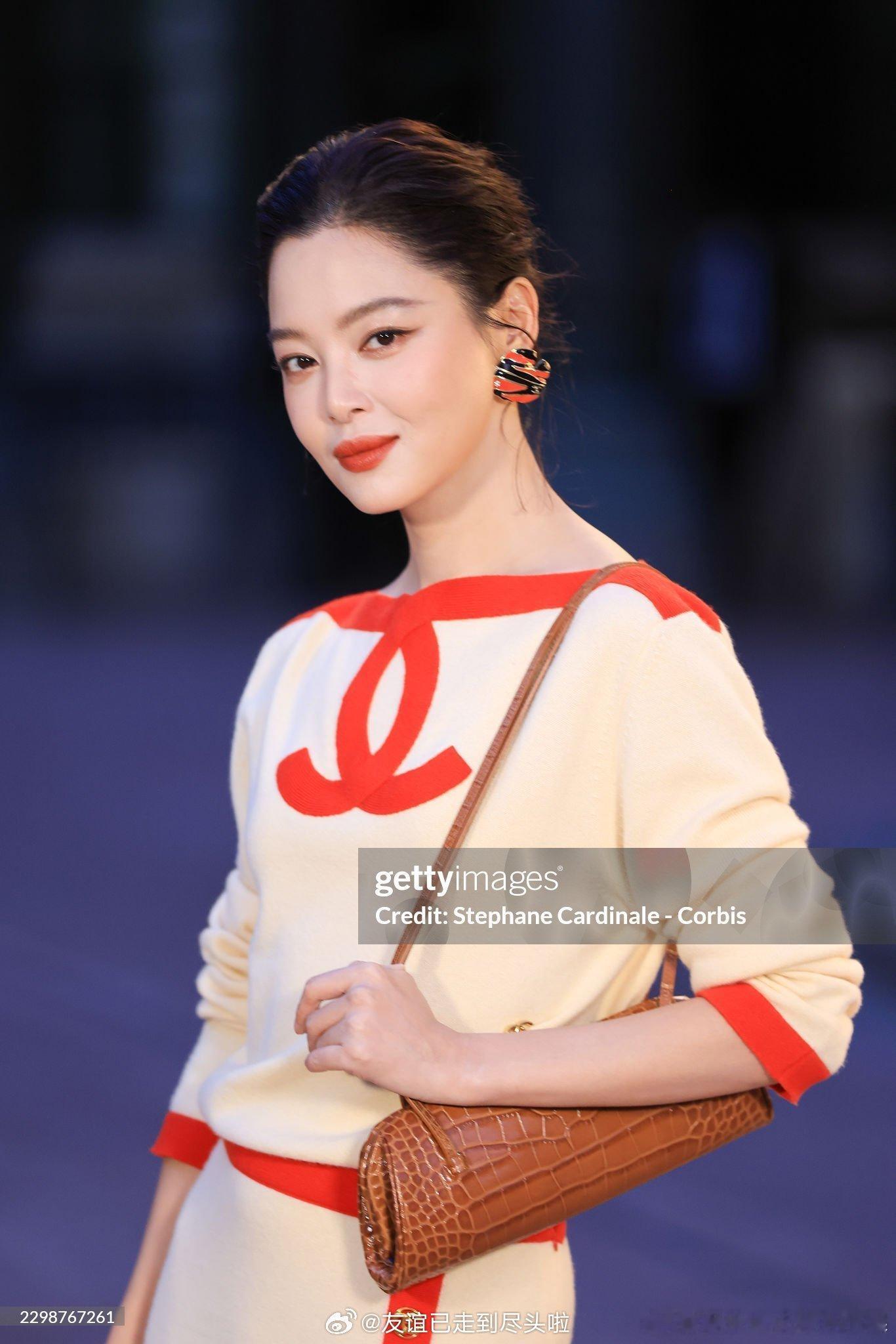 王一博，辛芷蕾巴黎时装周香奈儿大秀造型，一个披头士风，一个精致腔调，喜欢哪种风格