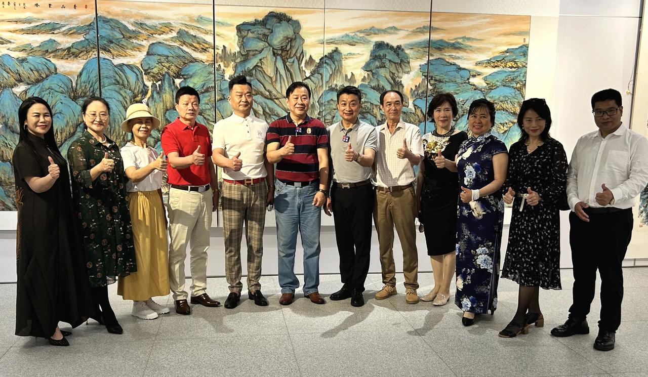 《董超陪你看画展》：赵巨耀老师，他的重彩牡丹确实别有一番韵味…