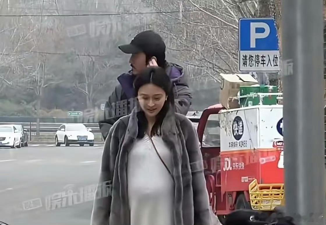 陈冰挺孕肚和陈牧驰逛街互联网少了一段记忆吧