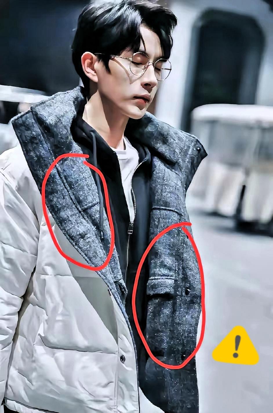 刷到一张图
看着看着我心里就堵得慌。
 
这衣服一看就穿了很久了，里面的布料都起