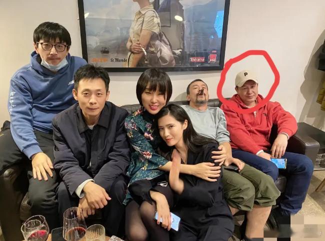 这张照片真的太有含金量了，大家快仔细看，一眼看过去是不是有好多眼熟的大明星？  