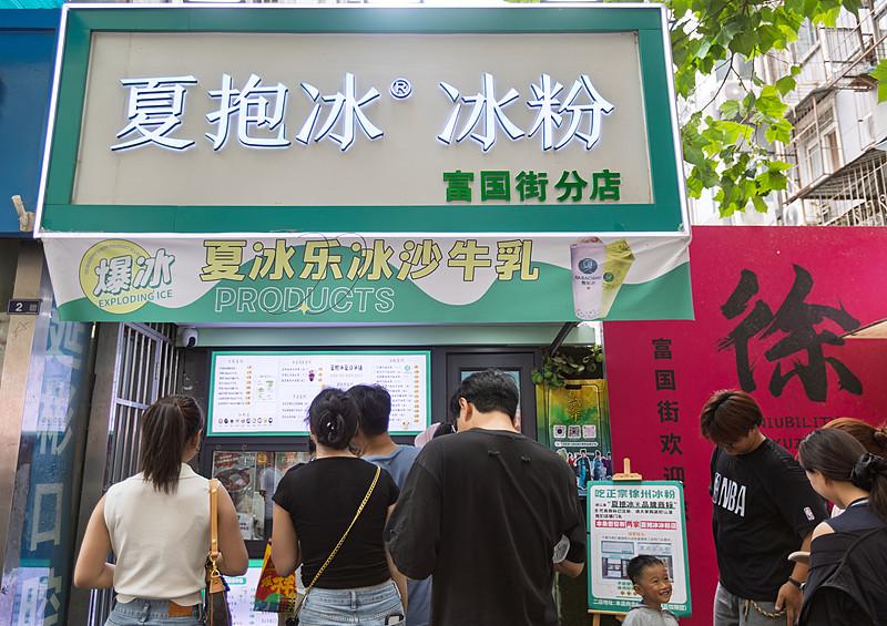 长沙的秋天基本属于“开盲盒”模式，四季分界模糊到离谱，经常前一天还穿38度的短袖