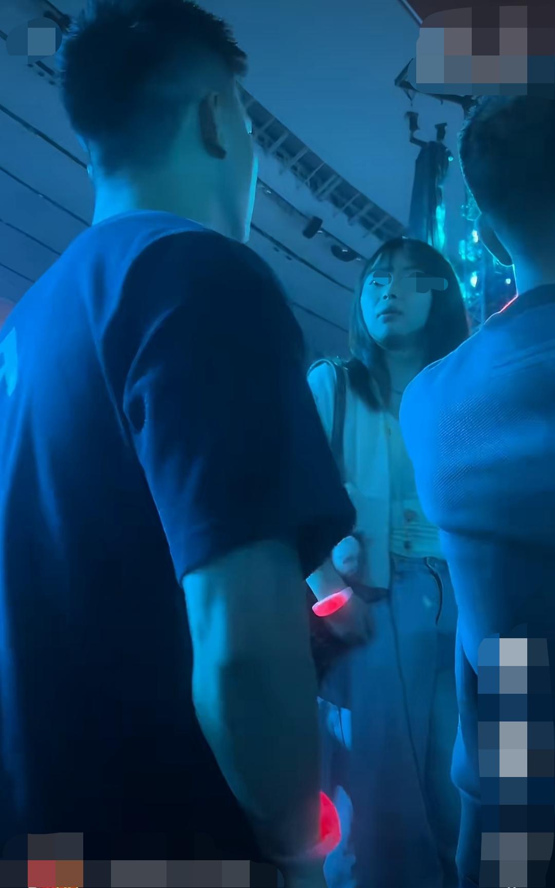 广州。一演唱会现场，女子为了看得更清楚，直接站在座位板凳上，严重挡住了后排观众的