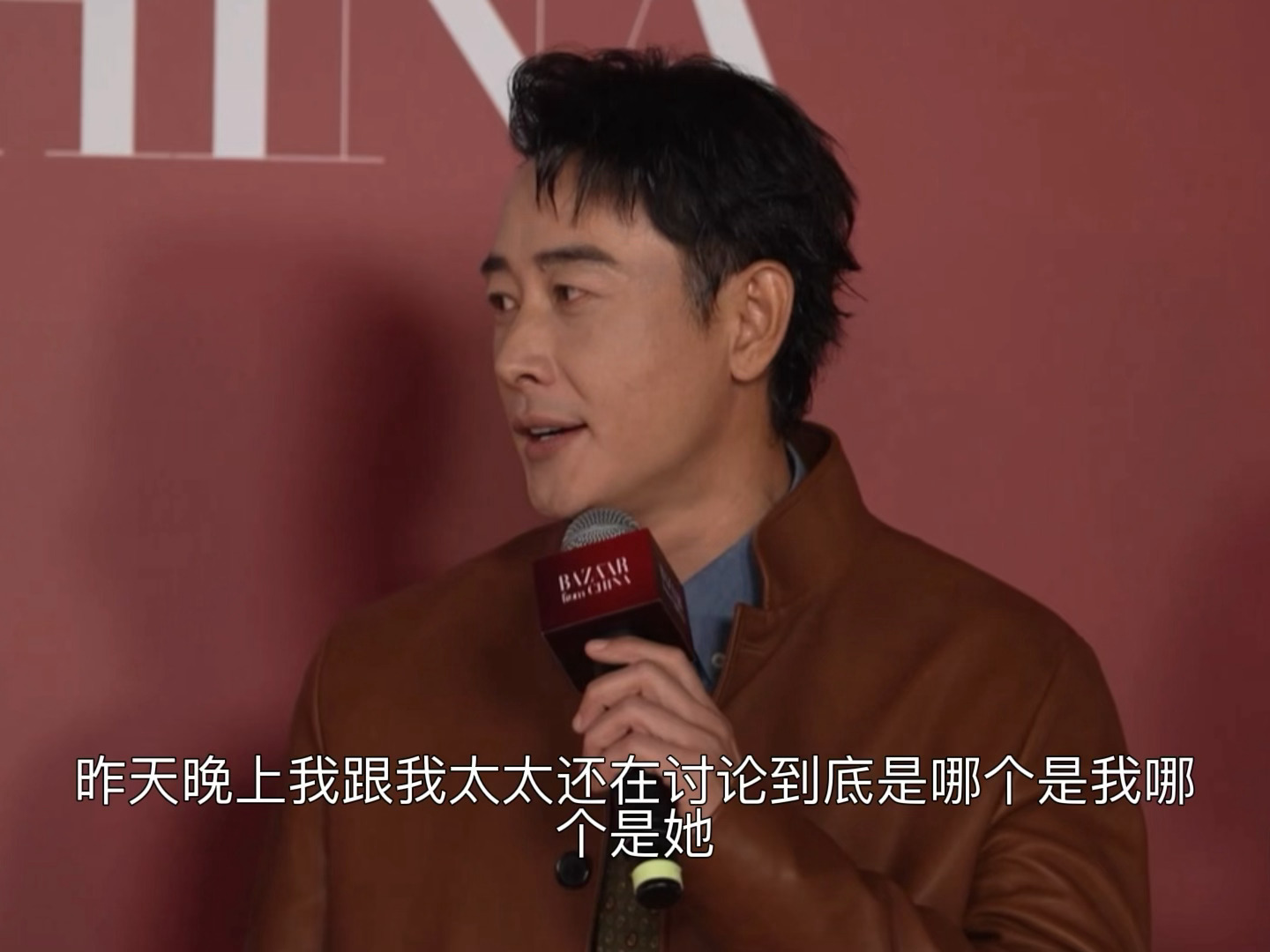 我去是晋嫣！！“这个是我女儿画的一幅画。”“昨天晚上我跟我太太还在讨论到底是哪个