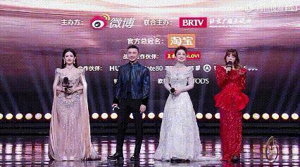 谢娜微博之夜主持好稳从快乐大本营到微博之夜，谢娜的主持越来越游刃有余了，又稳又有