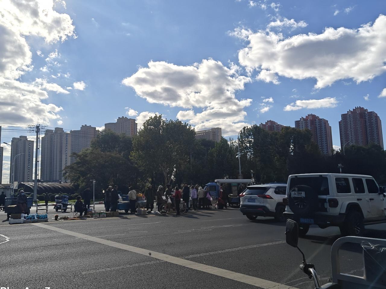 岁数大了，觉少。晚上十点睡，凌晨两点就醒。醒了也不起床，拿起手机就写——写昨天吃