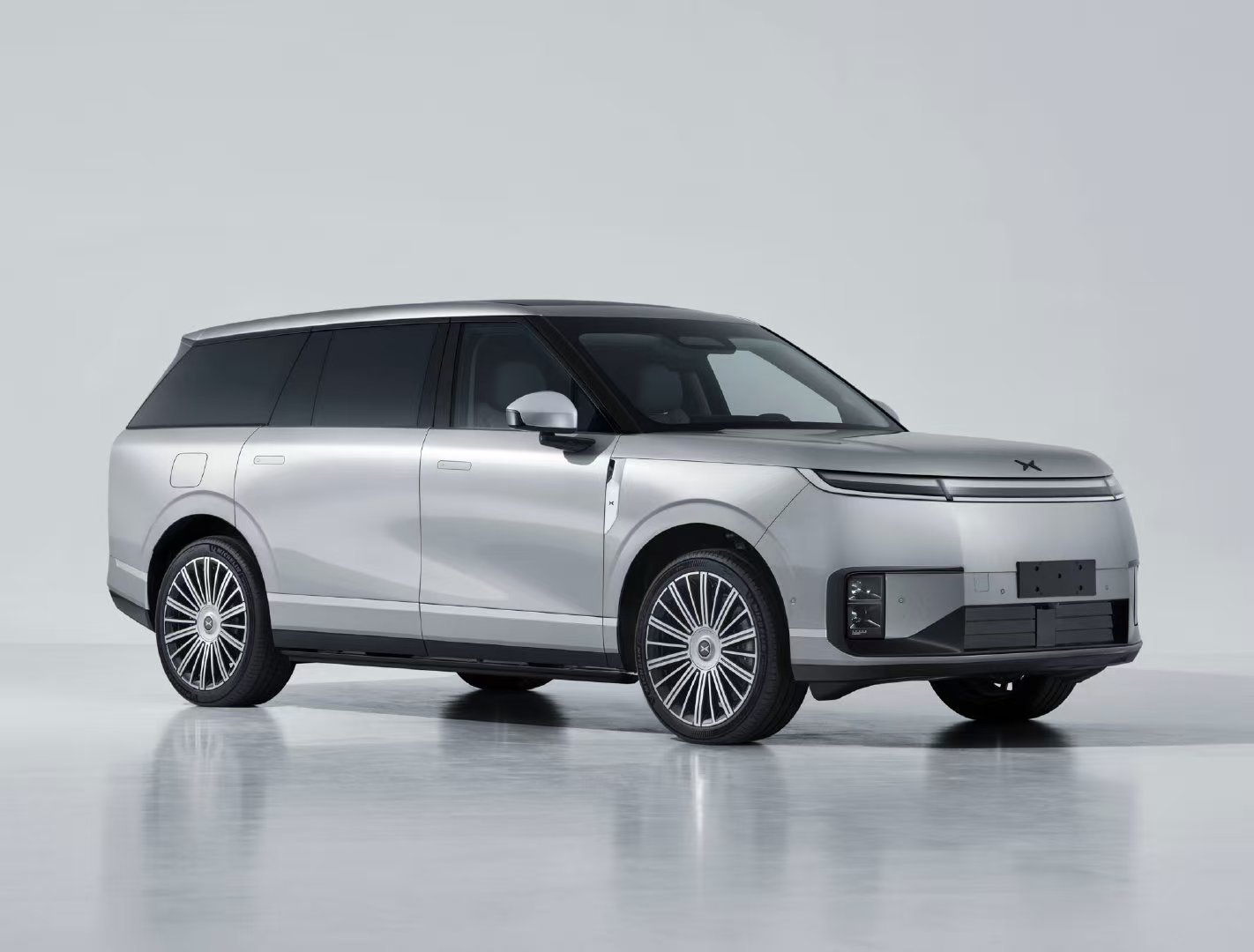 今晚好多新车上工信部，小鹏 GX 也上了，目前小鹏旗下最大的 SUV，甚至比理想