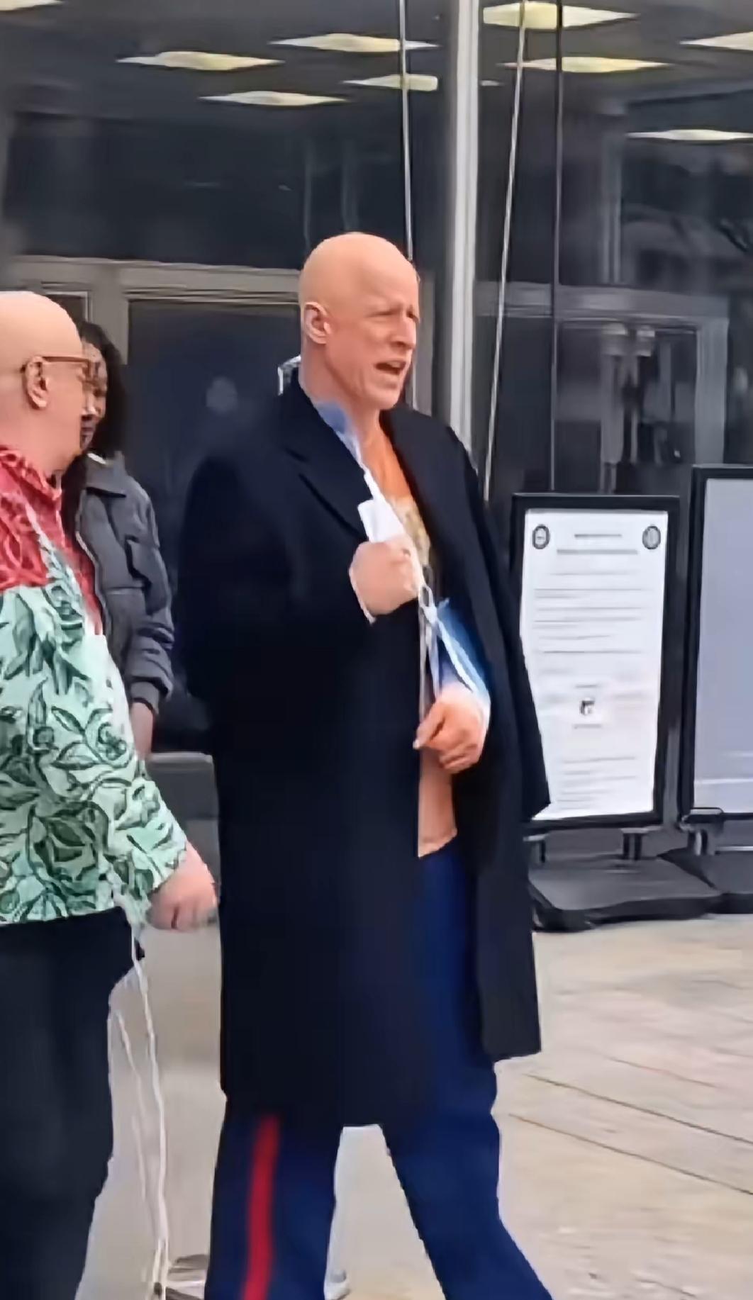 勇闯参议院听证会的美军老兵麦金尼斯，出院了！

当时，他在会场后排高喊反战口号，