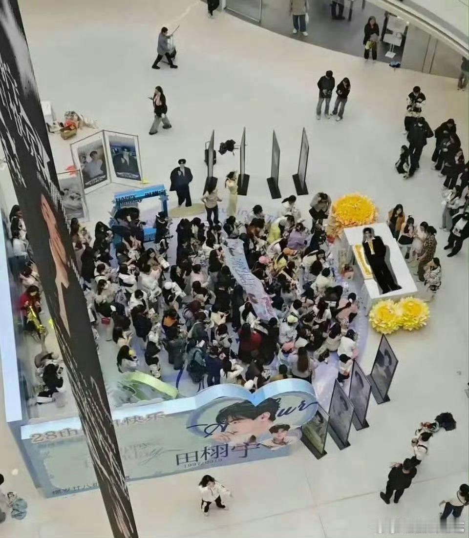 这真的是粉丝吗，应援搞那么奇葩[泪奔] ​​​