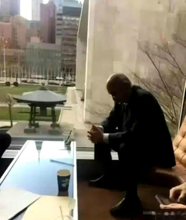 五年前，叙利亚外交官无力低头的照片刷爆中文网络，让见者心酸。五年后，中国给了这个