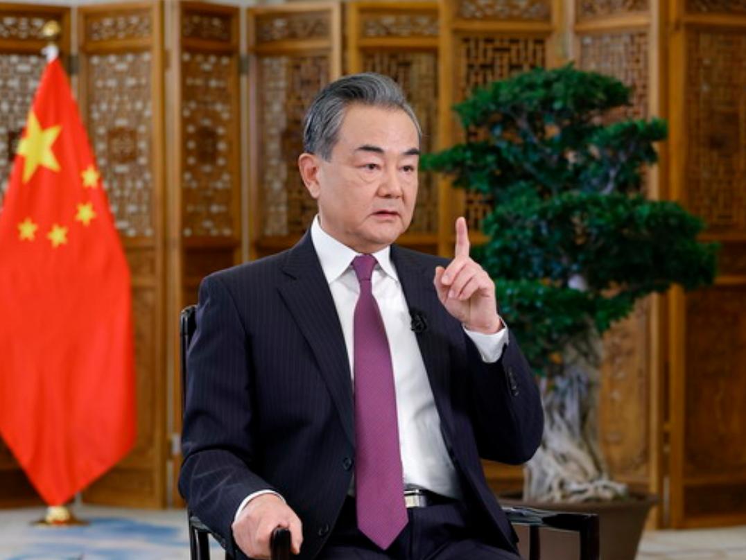 日本这回，怕是真的要玩火了！高市支持率不降反升，50%日本人赞同武力保台，王毅一