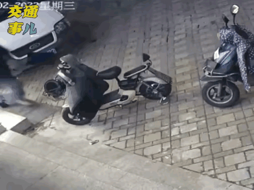 人倒霉喝凉水都塞牙，这个人就是。本来身体不舒服，一头栽倒在地上，好不容易缓了过来