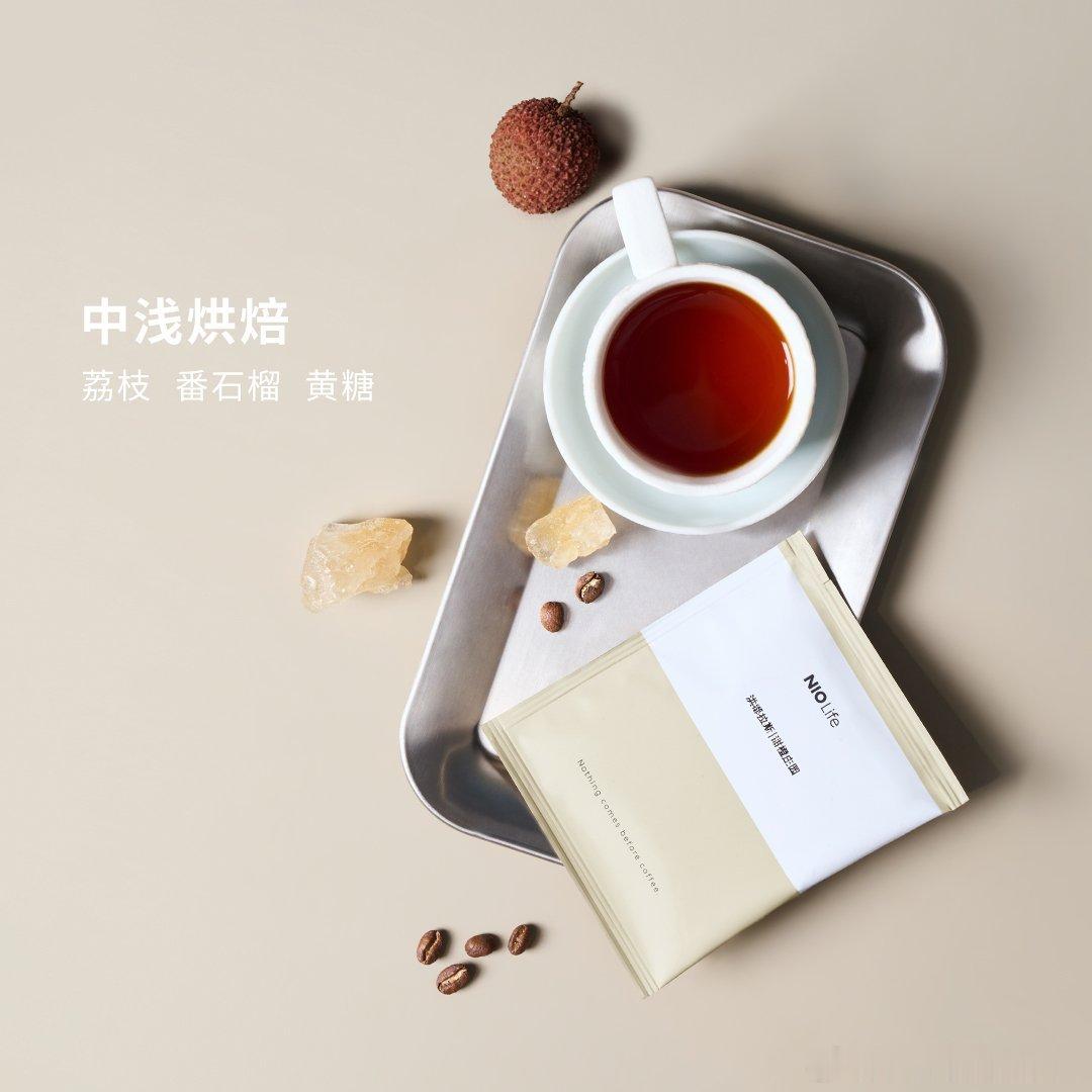 他们蔚来车主现在在隔壁买吃的我们不用羡慕他们，他们是韭菜我们就不一样了我们艰苦 