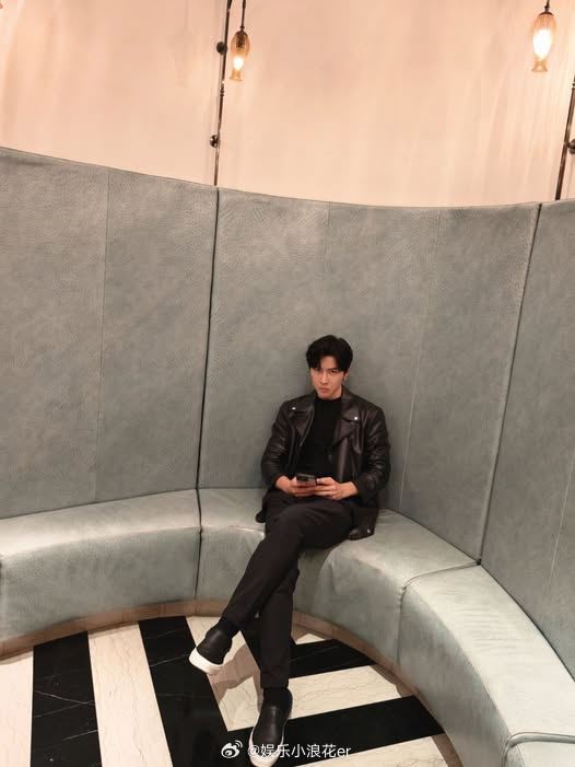 唐禹哲怒斥偷拍小孩家长 唐禹哲在社交平台发文，怒斥此前在学校活动中偷拍他的小孩的