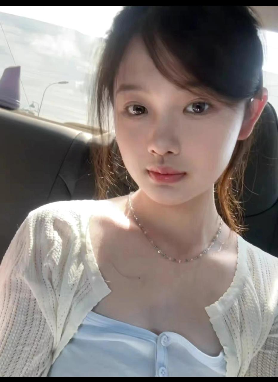 车窗外的日光漫进来，裹着针织开衫的软，连发丝都浸着清透的松弛感——是恰好的温柔，