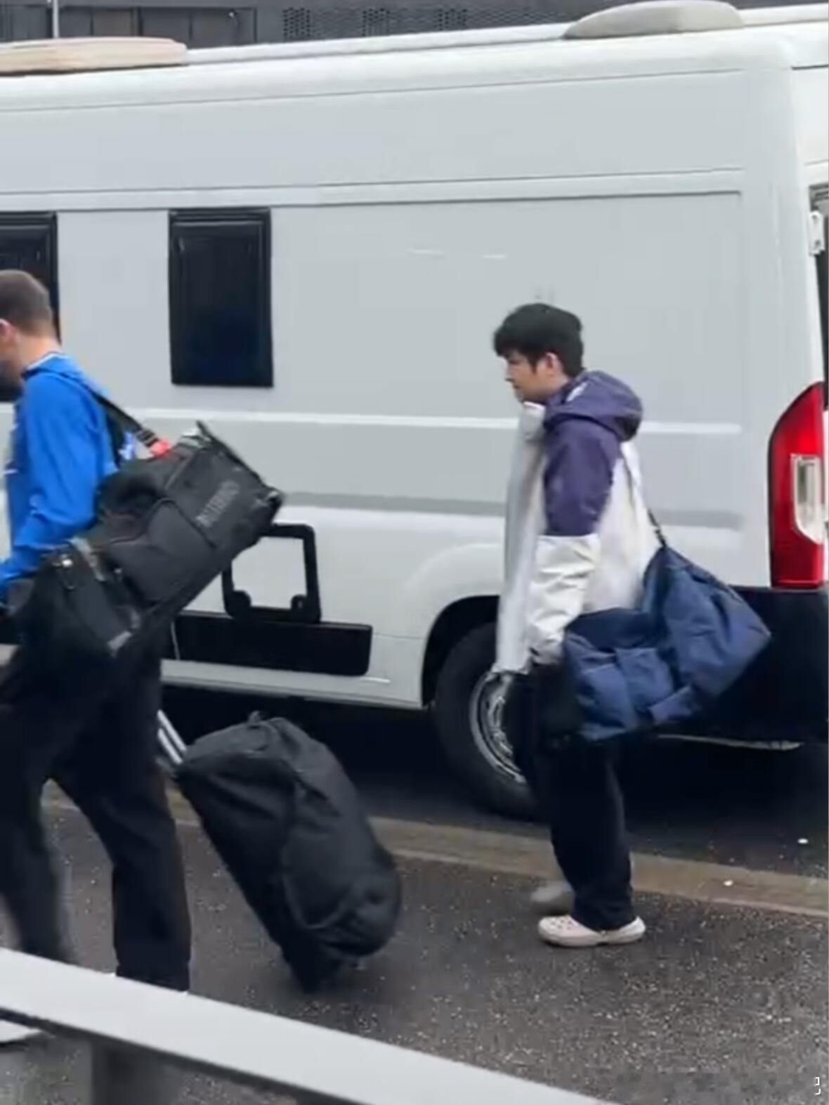 樊振东上身羽绒服下身洞洞鞋，广东人系甘噶