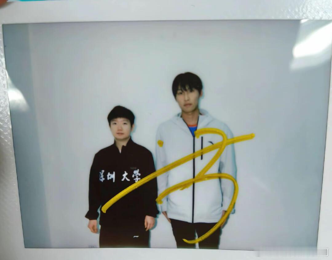 孙颖莎拍立得+1，宝宝往哪儿一站就是兵[航天员] 