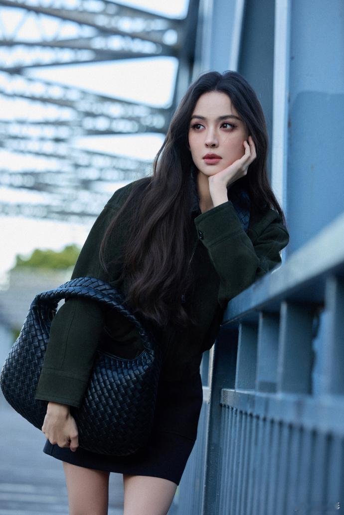 娜扎秋日街拍look怎么可以美成这个样子呀？完全抓住了我的心巴。姐姐真的是秋日女