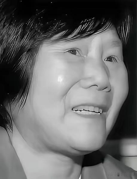 1975年，湖北神农架附近，几名妇女正在田里挖洋芋，一位女孩因为内急，匆匆跑去树