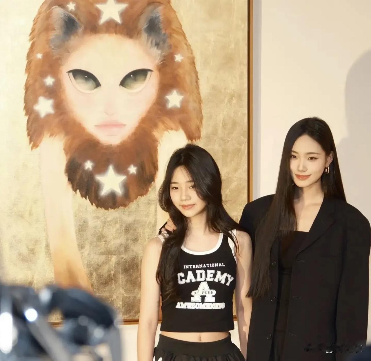 许韶恩开发展，小s的明星朋友们买的买画，支持的支持，其实客观来说；徐熙娣就是花自