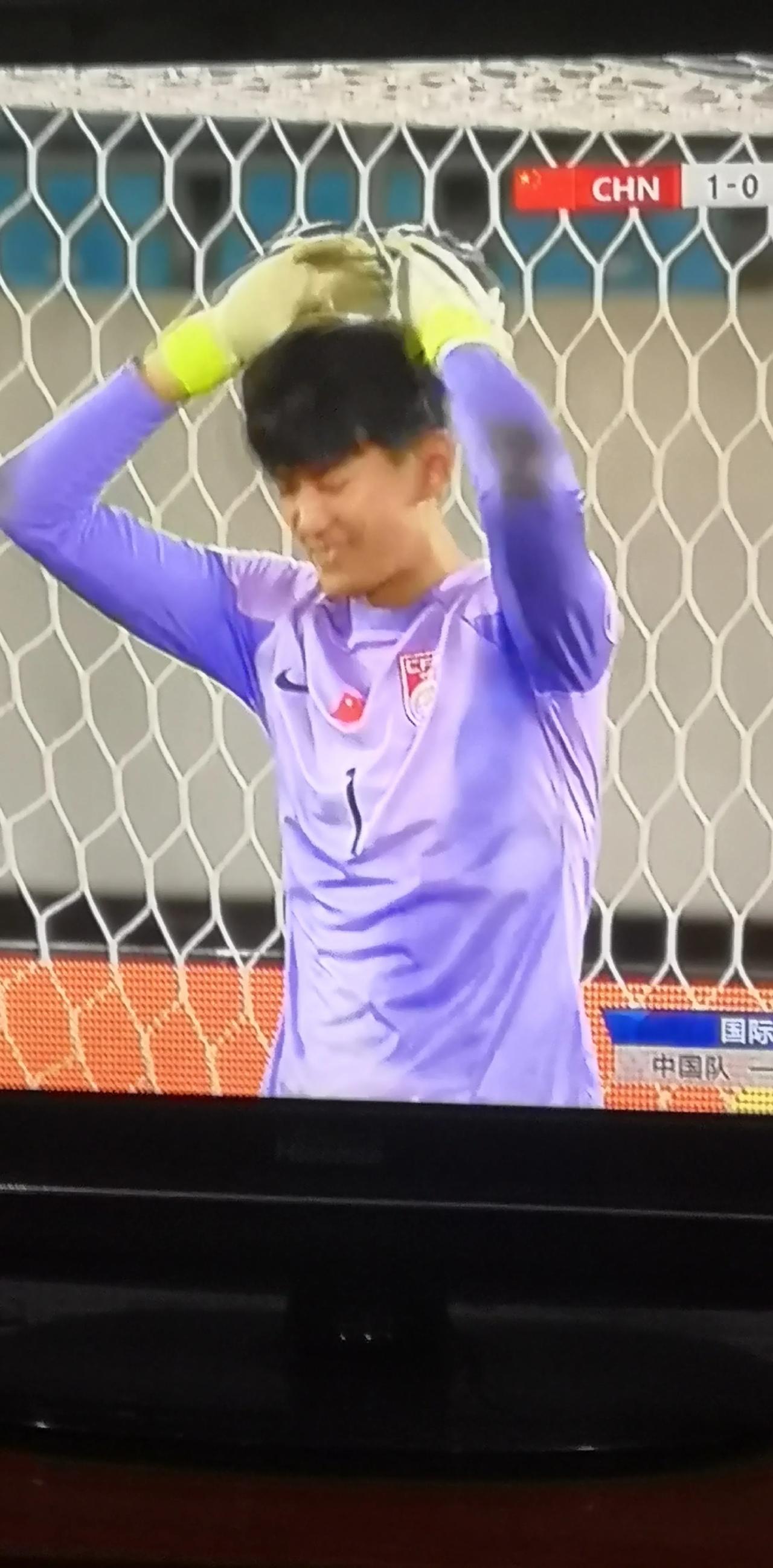 国足先赢后输，与乌兹别克斯坦差距明显。
今晚国足1：2败于乌兹别克斯坦，差距太明