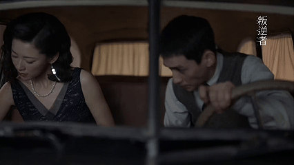 亲密戏请按朱珠这个标准卷真的被朱珠狠狠拿捏！眼神自带暧昧氛围感，媚而不俗，一举一