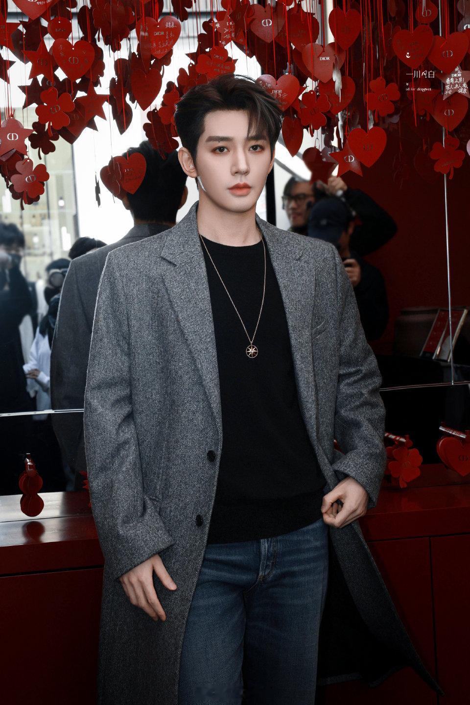 邓为成都迪奥活动邓为今天真的夯爆了，不管是顶光直拍还是多方镜头，这建模般的骨相和