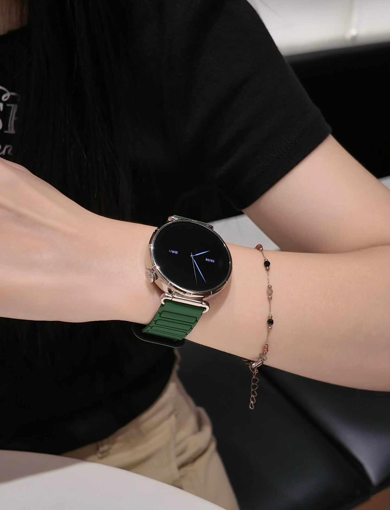谁懂啊…华为gt6真的反复被绿色吸引！！！
华为gt6+深绿色磁吸⌚️
极简又高