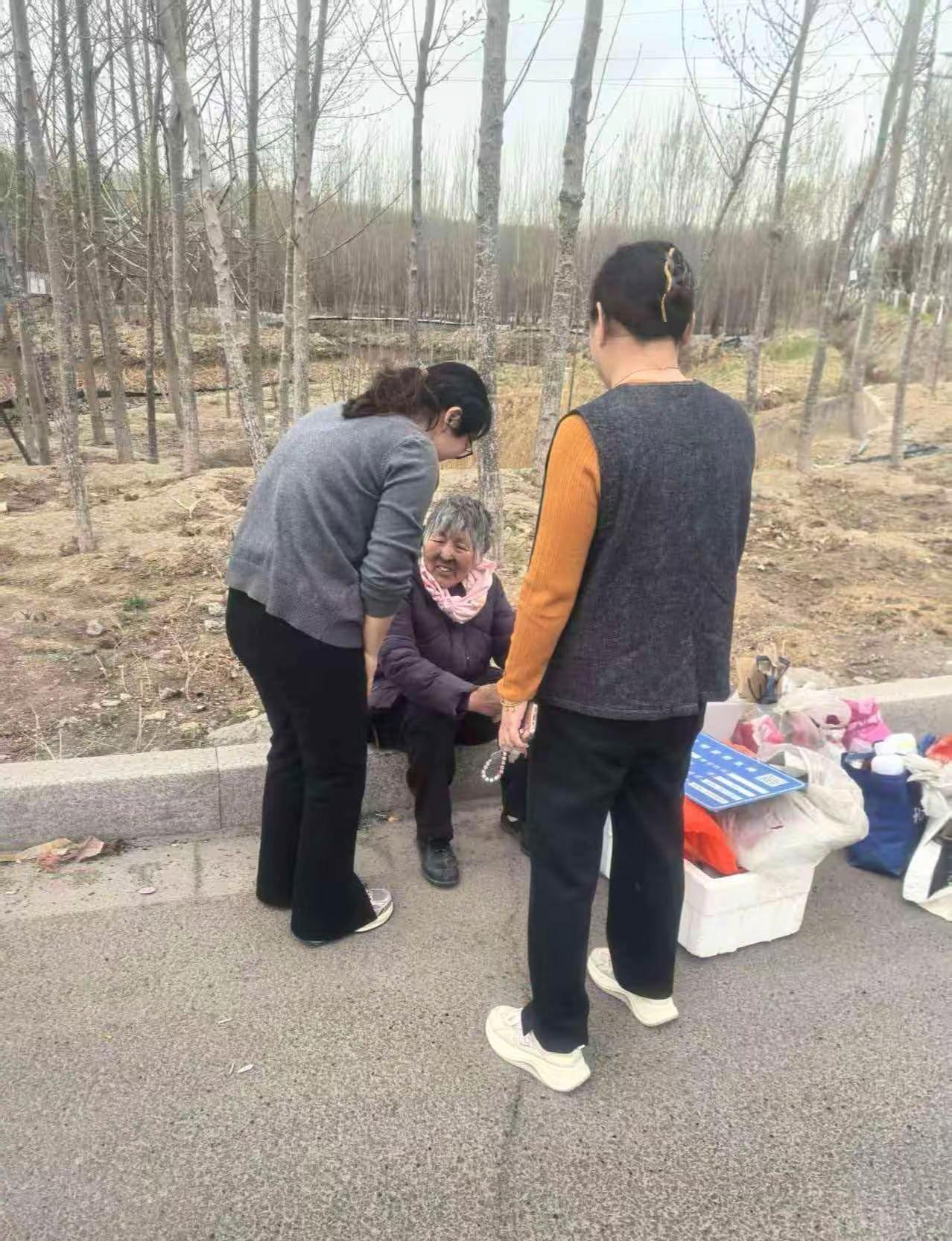 接家属求助两小时成功找到胜凯小区走失76岁老人,安全移交家属