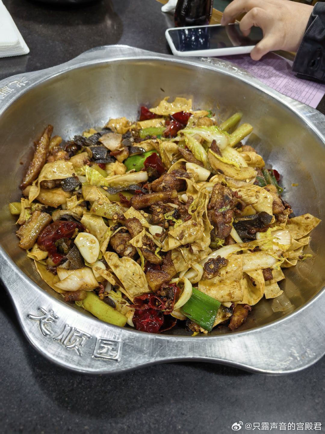 据说是北京第一好吃的麻辣香锅，龙顺园，味道好，点点辣刚合适，就是位置有点远我的美