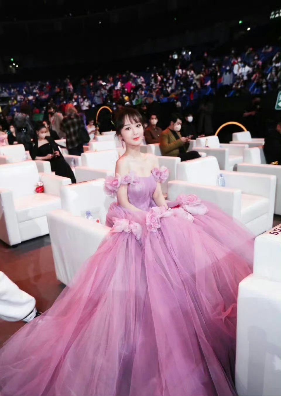 杨紫这张真的完全小蛋糕啊 期待紫妹再穿一次应援色裙裙 ​​​