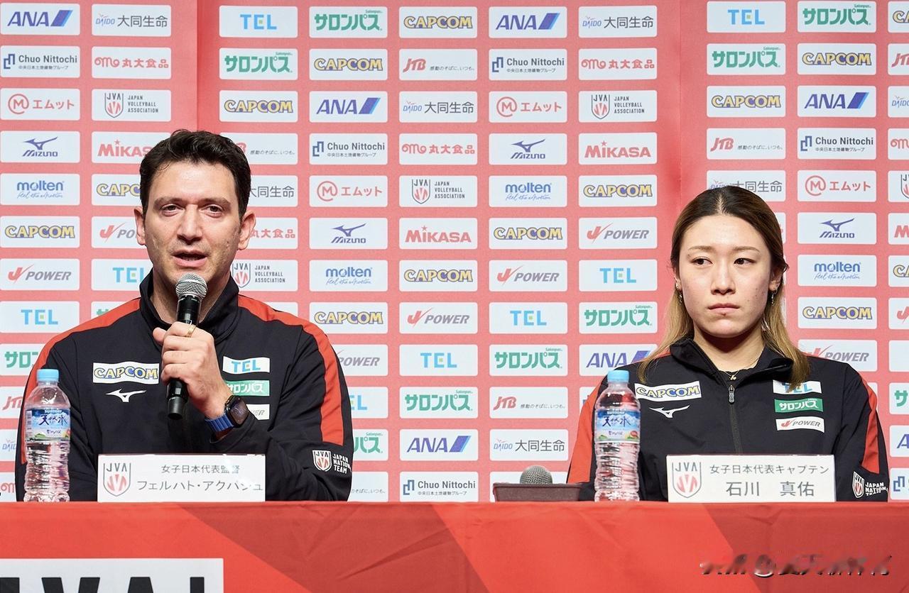 日本女排主教练回国后公开道歉！在亚锦赛失利的日本女排，回国后就马上召开了一场新闻
