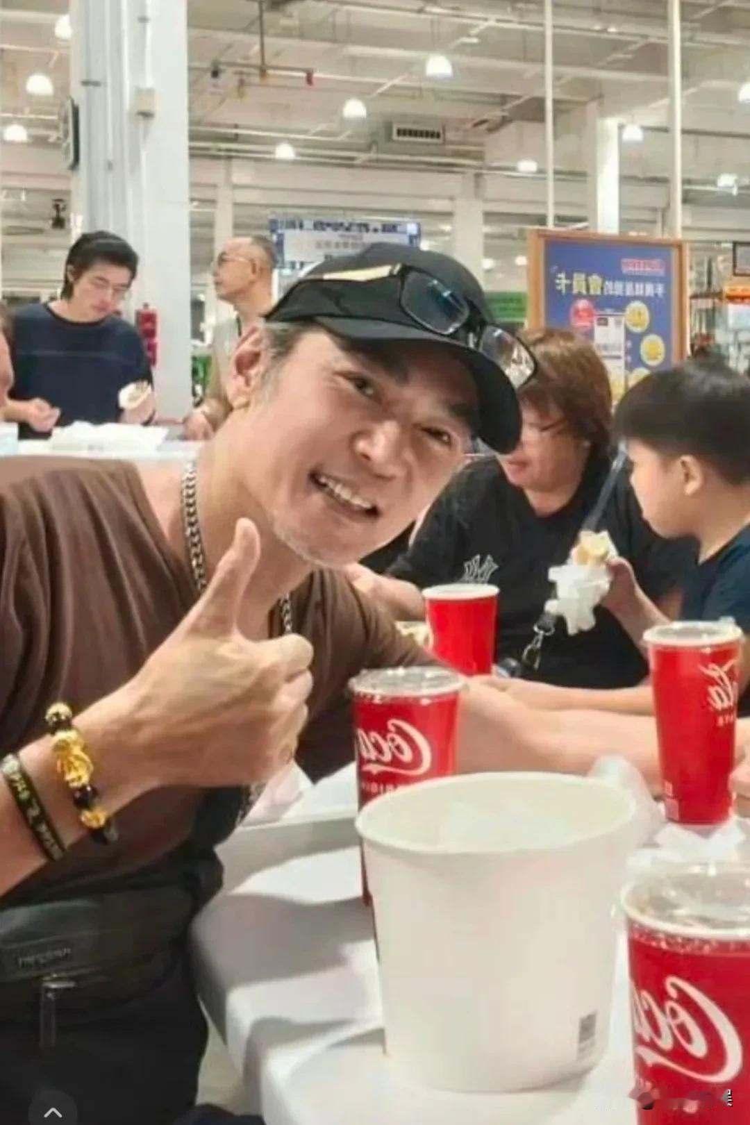 还记得《小李飞刀》里那个神情忧郁又帅气潇洒的“李寻欢”吗？
近照他老的好快啊，都