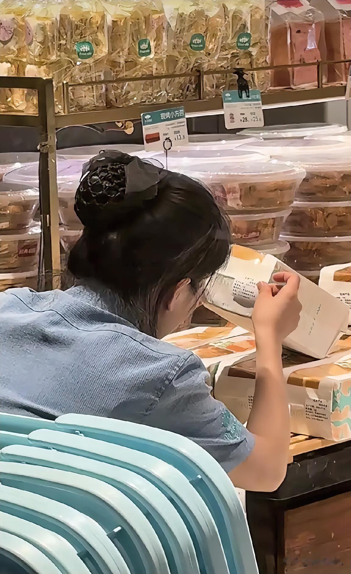 是员工个人所有，还是被老板默许？

近日，湖北咸宁，一家蛋糕店员工旁若无人把25