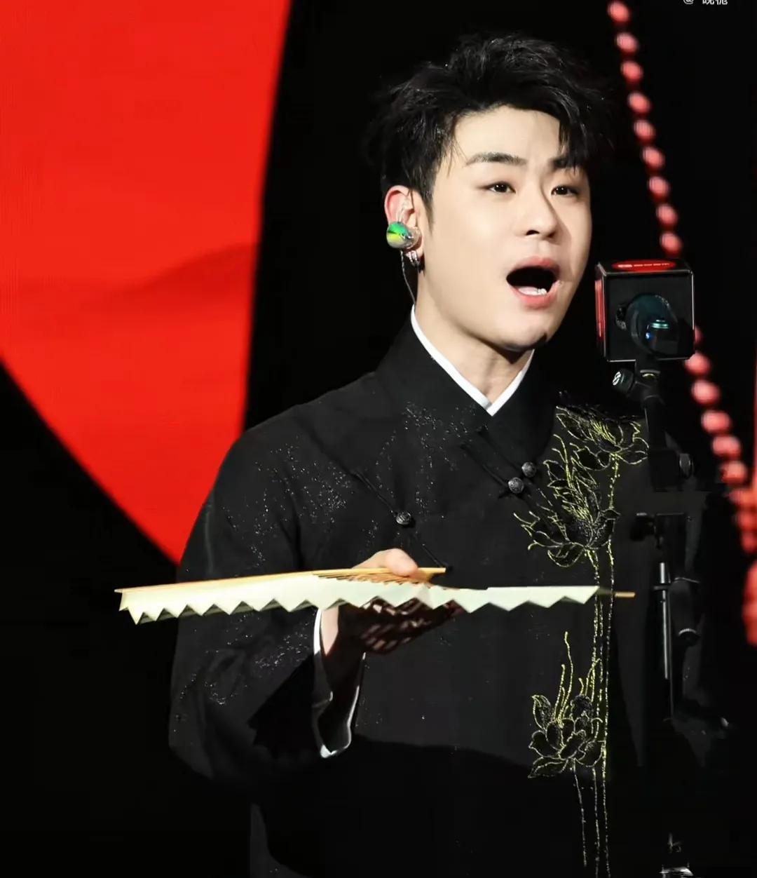 张云雷新歌《紫钗缘》
一开嗓就惊艳武汉，
现场“哇~啊~”尖叫不断
没办法，太好