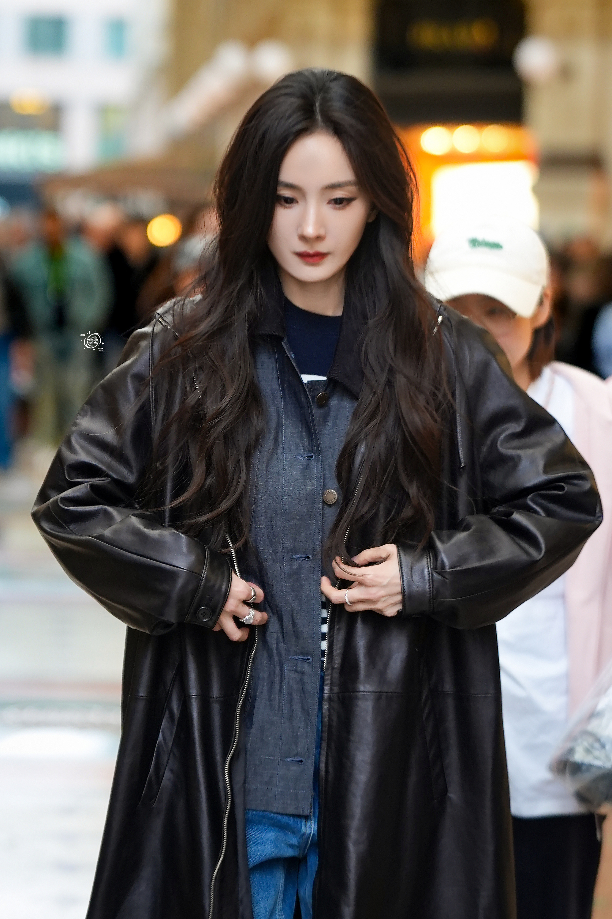 杨幂米兰站姐出图杨幂异国街拍 杨幂米兰站姐出图，美绝了杨幂