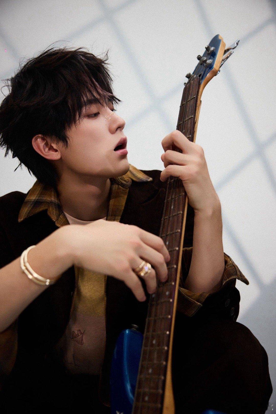 周翊然鼻梁碎钻爱豆妆 然然碎钻妆好绝，舞台现场杀疯了～ ​​​