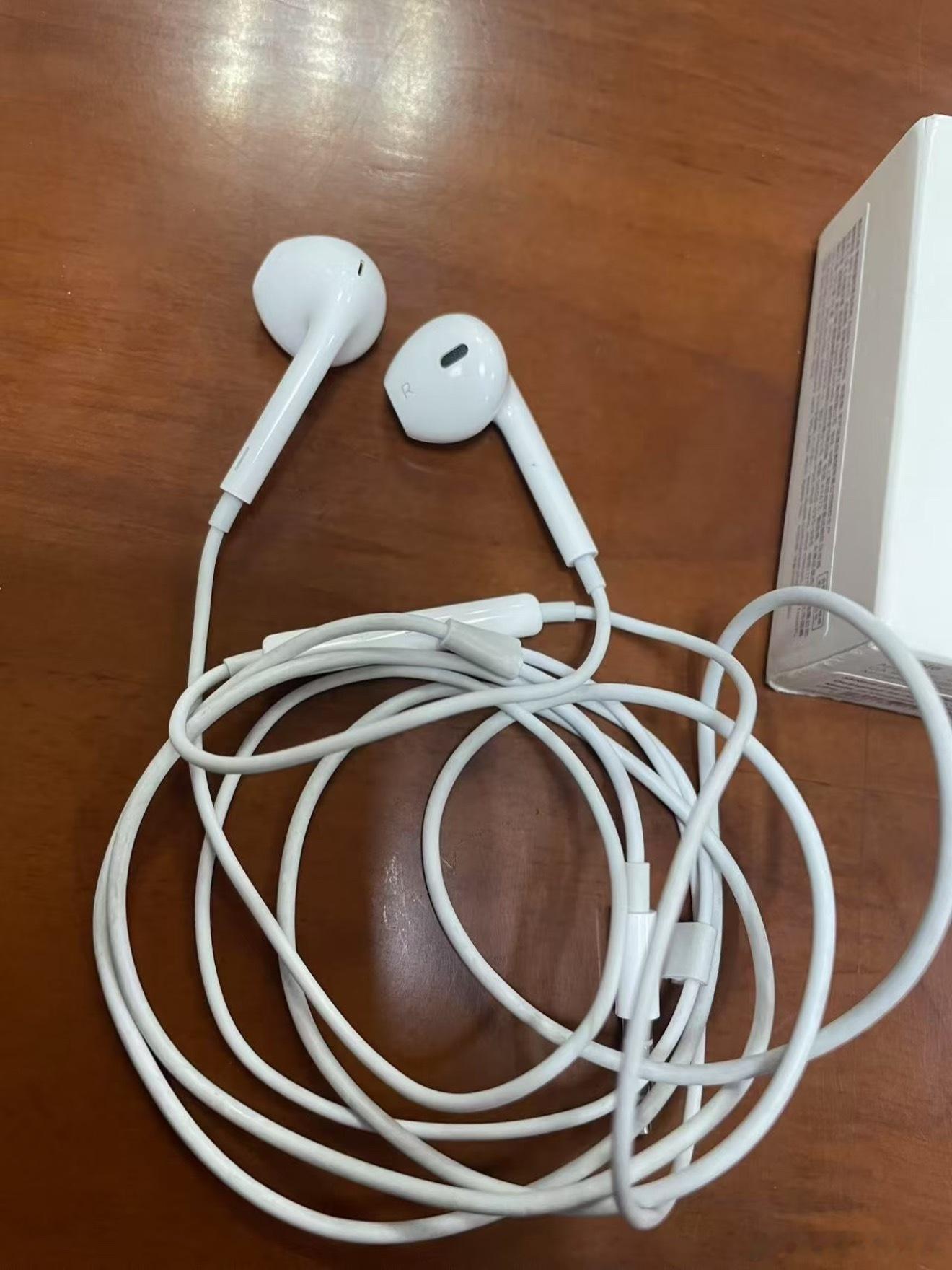 到底是谁取消有线耳机的有时候确实会怀念，揣兜里扯着线就走，根本不用担心丢，去年心