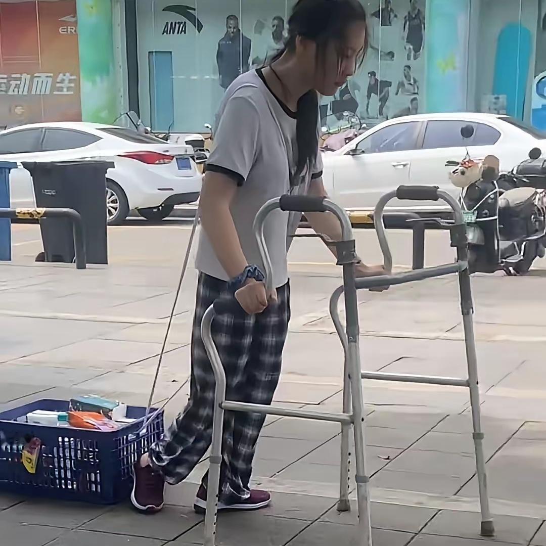 你能想象吗？一个18岁的残疾女孩，本应在父母呵护下享受青春，却被无情抛弃！这背后