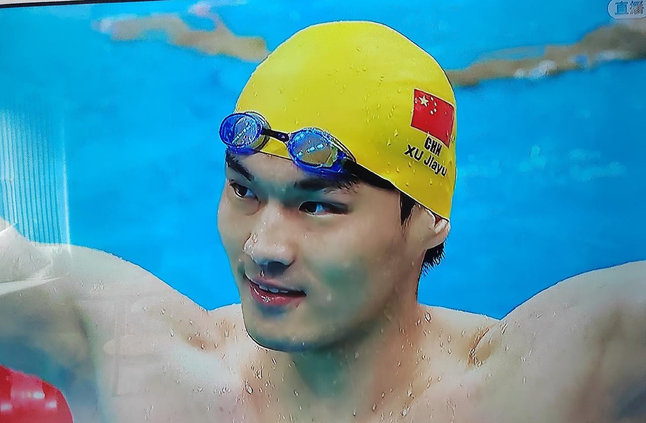 “甲鱼”徐嘉余轻轻松松地拿到了亚运会男子50米仰泳金牌，加上昨晚获得的100米仰