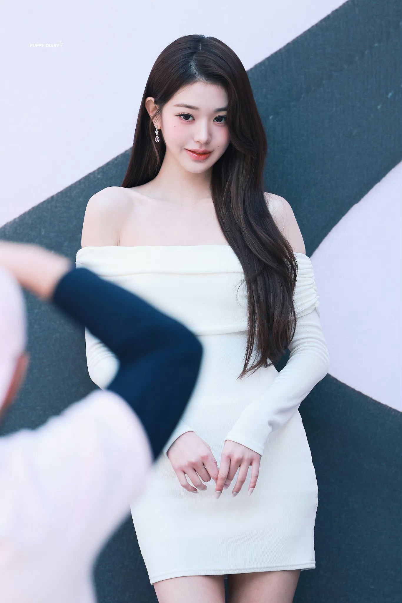 越素越美 明明那么简单的妆造 却生出九尾狐的妖冶美感 ​​​