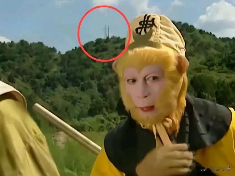 话说猴哥后面山上的天线是不是通往天庭的信号搭啊。虽说这穿帮镜头很突兀，但是也改变