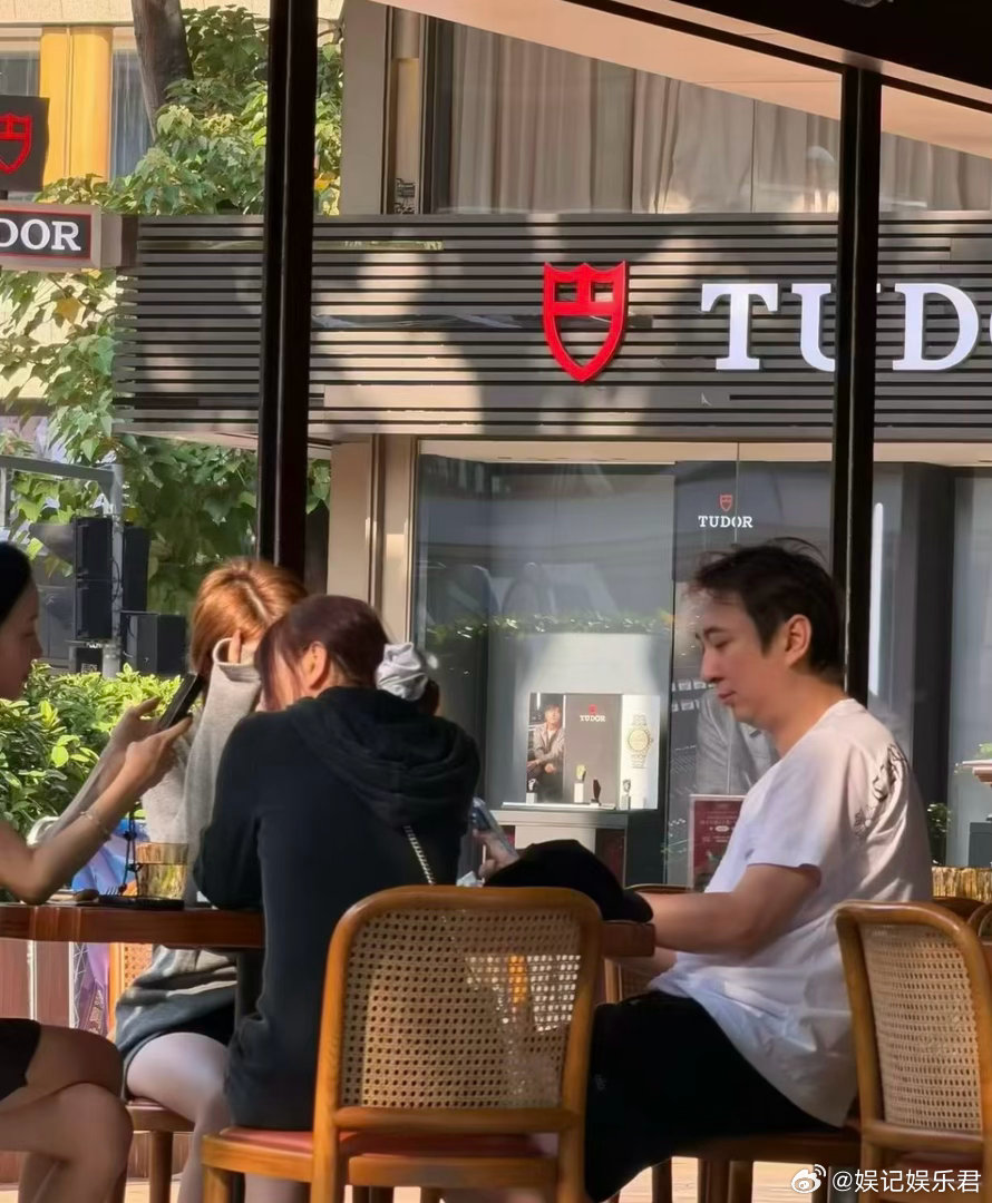 王思聪带女友香港铜锣湾喝下午茶 ​​​