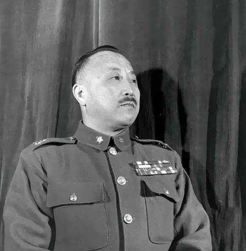 [微风]1949年，卫立煌被囚禁，李明扬在看望他时，悄悄对他说：“卫兄，你可不能