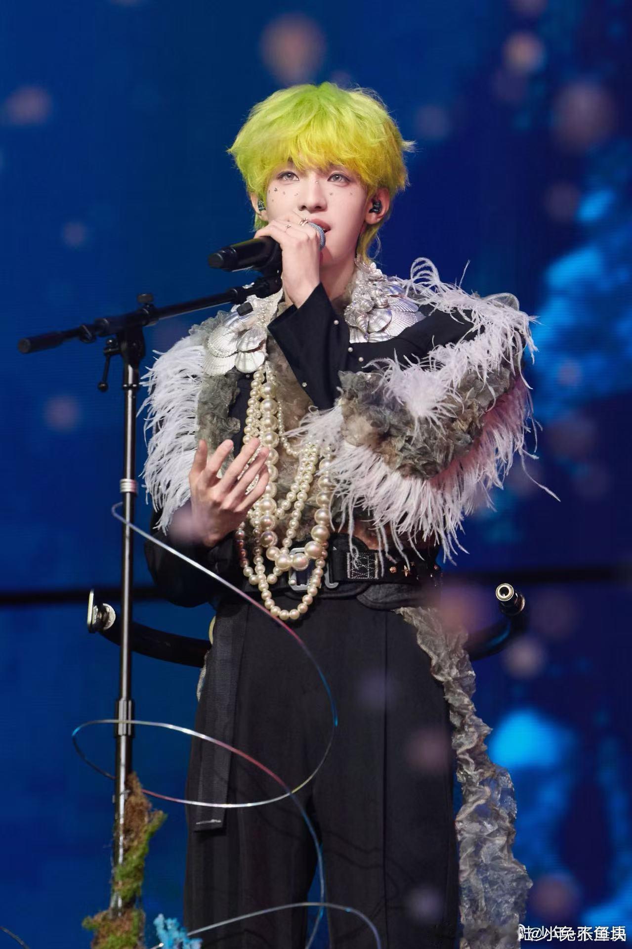 张泽禹黑发vs绿发 记录下来的瞬间都好浪漫，黑发适配所有温柔场景，绿发自带高光，